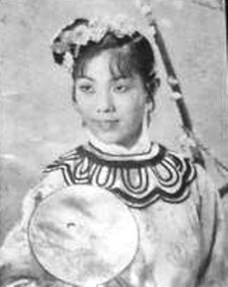 卢玲