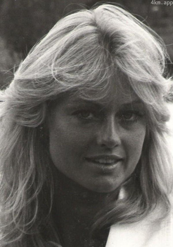 Mary Stavin