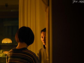 空房间里的女人